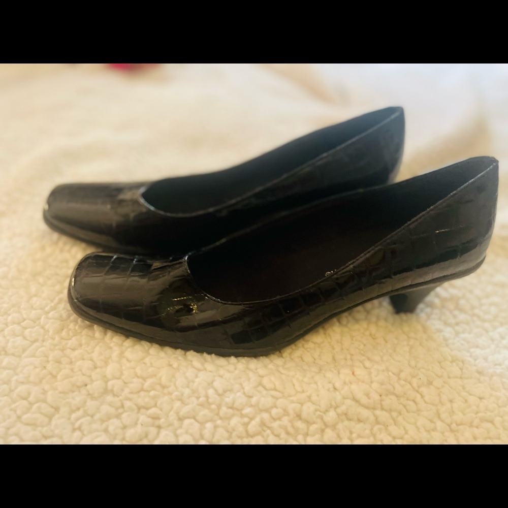 BELLINI square-toes patent blk shoes. Size 8.